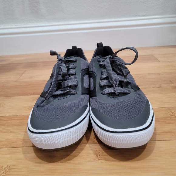 Maui and sons Mens Shoe Size 10.5 - Picture 2 of 4